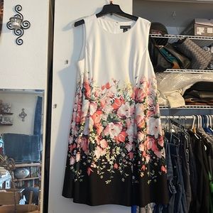 Beautifully pleated front floral dress great for summer occasion.